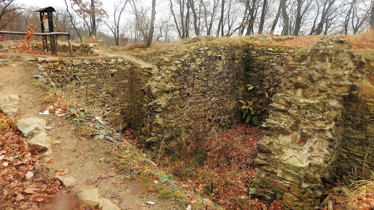 Z velkolepého sídla krále Václava IV. v Kunratickém lese zbyla skromná ruina
